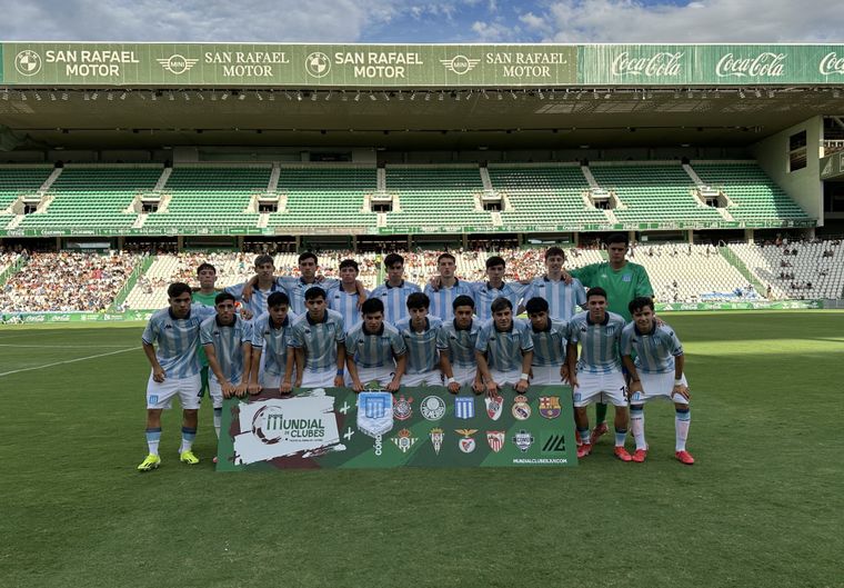 El posteo de Racing por el subcampeonato en el Mundial de Clubes Sub 18 y un palito a River.