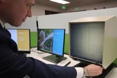 Investigador de FamilySearch en plena tarea.