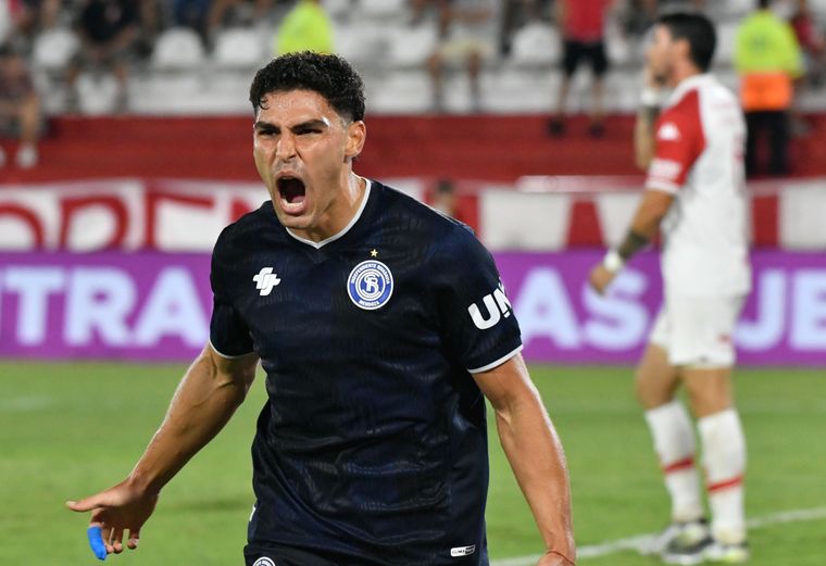 Goleador. Fabrizio Sartori metió un cabezazo impecable para el 1-1 parcial de Independiente Rivadavia. Luego, Studer lo dio vuelta con otro testazo. 