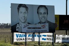 El cartel de Fuerza Patria tapado por el de La Libertad Avanza.