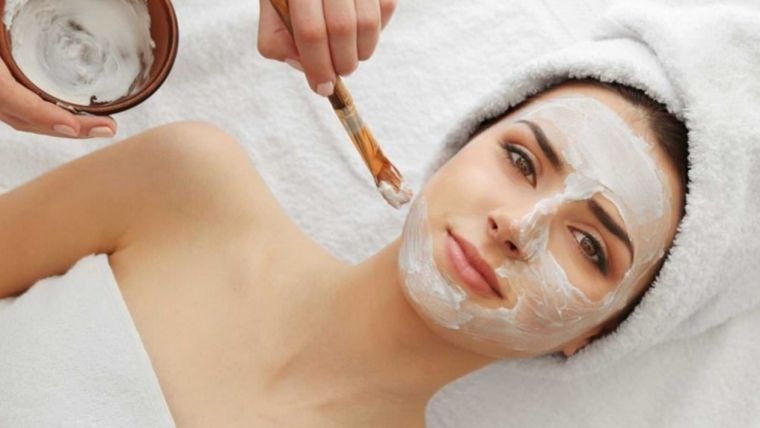 Luce una piel de porcelana y olvídate del acné y las espinillas con esta mascarilla de avena y leche