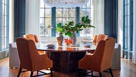 La mesa de raíz de madera es una pieza única y artesanal que le otorga valor a la decoración. Créditos: Laurey .Glenn. La mesa de raíz de madera es una pieza única y artesanal que le otorga valor a la decoración. Créditos: Laurey .Glenn.