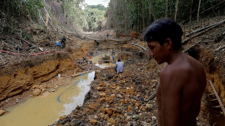 Un indígena Yanomami observa un operativo contra la minería ilegal, Roraima, Brasil, 17 abril, 2016.