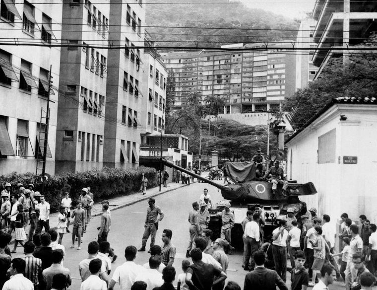 El Comando Vermelho nació durante la última dictadura militar de Brasil, cuando presos políticos fueron colocados en las mismas celdas que los comunes.