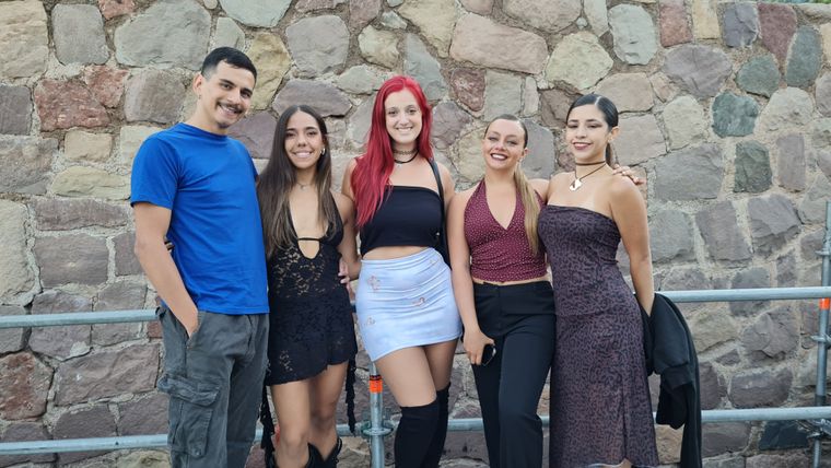 Diego, Maite, Anita, Martina y Luciana. Diego, Maite, Anita, Martina y Luciana.