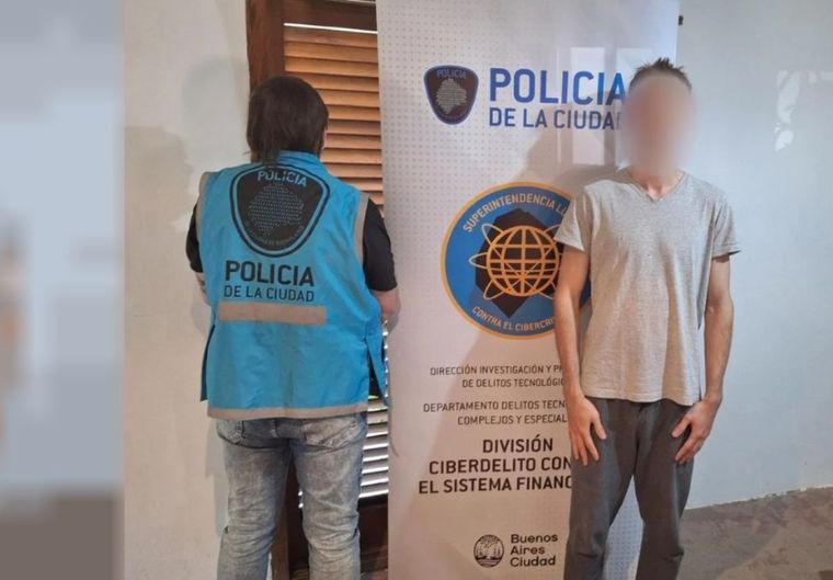 Uno de los detenidos de la banda con herramientas de última generación. Foto: Policía de la Ciudad