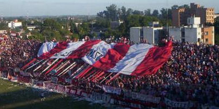 La hinchada del Santo, seguramente copará su estadio. Foto: Sebastián Colucci
