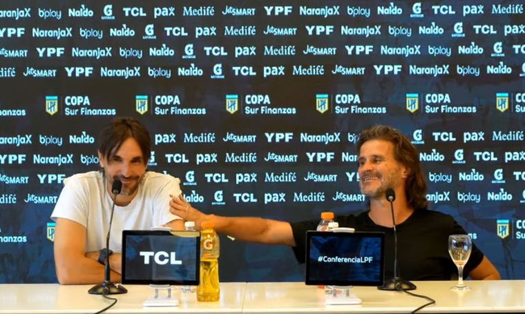 Insua y Martínez en la previa del Boca-San Lorenzo y un divertido momento.