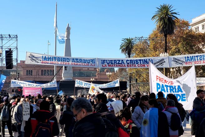 Cristina Fernández de Kirchner recibió el apoyo de cientos de miles de personas en Plaza de Mayo.