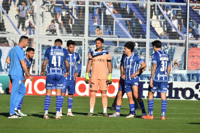 Los jugadores de Godoy Cruz y el DT Walter Ribonetto no le encuentran explicación a una nueva derrota del equipo.&nbsp;