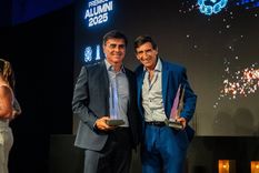 La divertida broma de Costas a Gustavo Quinteros tras compartir el premio Alumni. La divertida broma de Costas a Gustavo Quinteros tras compartir el premio Alumni.