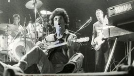 En Chile admiten que Charly García abrió las puertas para el desorrollo del rock nacional de ese país. Nunca había presentado canciones de Serú Girán y Sui Generis. El momento esperado llegó el 3 de agosto de 1984 en un cine teatro de Santiago, con cinco recitales a sala llena y tocando No llores por mí Argentina (Serú Girán) y Canción para mi muerte (Sui Generis), más sus éxitos de Yendo de la cama al living, Clips modernos y Piano bar. Foto: Gentileza latercera.com. En Chile admiten que Charly García abrió las puertas para el desorrollo del rock nacional de ese país. Nunca había presentado canciones de Serú Girán y Sui Generis. El momento esperado llegó el 3 de agosto de 1984 en un cine teatro de Santiago, con cinco recitales a sala llena y tocando No llores por mí Argentina (Serú Girán) y Canción para mi muerte (Sui Generis), más sus éxitos de Yendo de la cama al living, Clips modernos y Piano bar. Foto: Gentileza latercera.com.