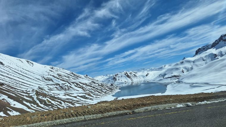 La laguna del Maule en el camino del paso Pehuenche en invierno. La laguna del Maule en el camino del paso Pehuenche en invierno.