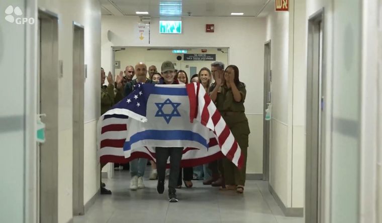 Tras su liberación, Edan Alexander camina a encontrarse con sus familiares, en el Tel Aviv Sourasky Medical Center. Foto: EFE