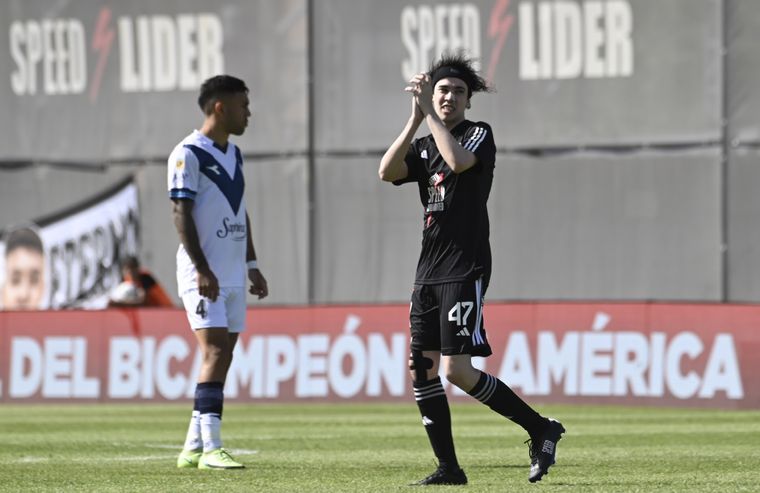 Spreen aplaude a los hinchas de Riestra tras retirarse del campo. Foto: FotoBaires