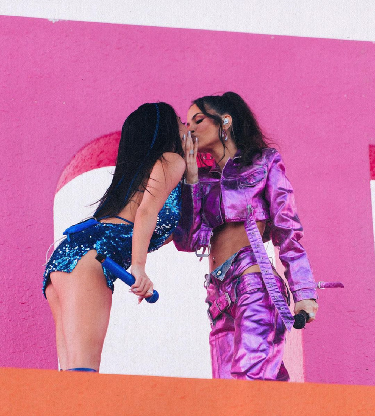 Becky G y Natti Natasha: la versión latina del icónico beso Britney Spears y Madonna Becky G y Natti Nattasha Foto: Instagram
