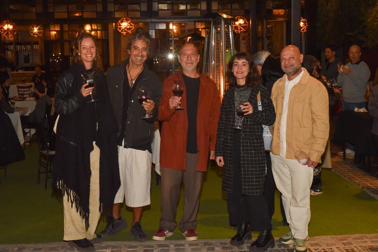 Anna, Ramiro Scalzi, Daniel Vinderman, Paula Corti y Gato Ficcardi. Anna, Ramiro Scalzi, Daniel Vinderman, Paula Corti y Gato Ficcardi.