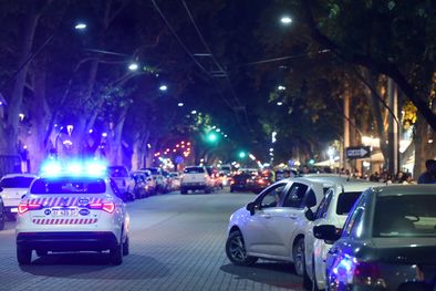 MDZol | Tras los hechos de violencia, en calle Arístides Villanueva se observa mayor presencia policial. Foto: Maximiliano Ríos/MDZ