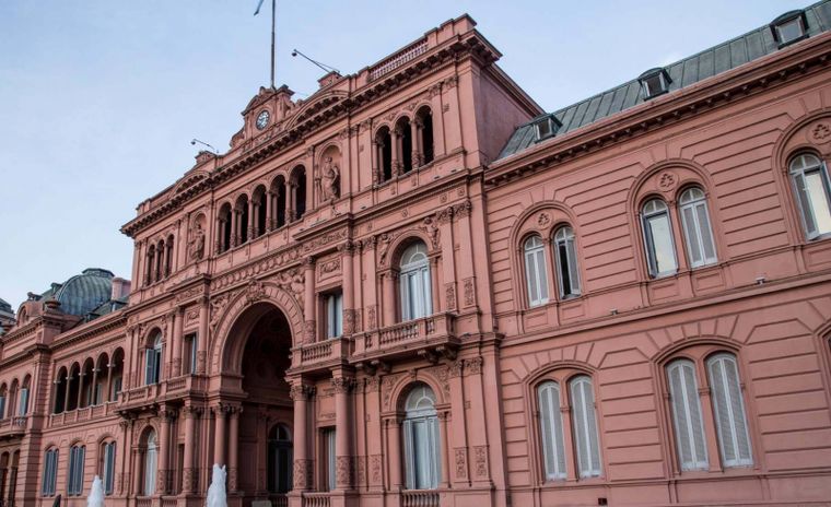 La Casa Rosada, símbolo del gobierno: el pueblo necesita decisiones y un cambio urgente.