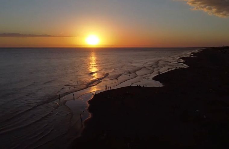 Monte Hermoso es uno de los destinos de la Costa Atlántica con las playas más extensas y el mar más templado.