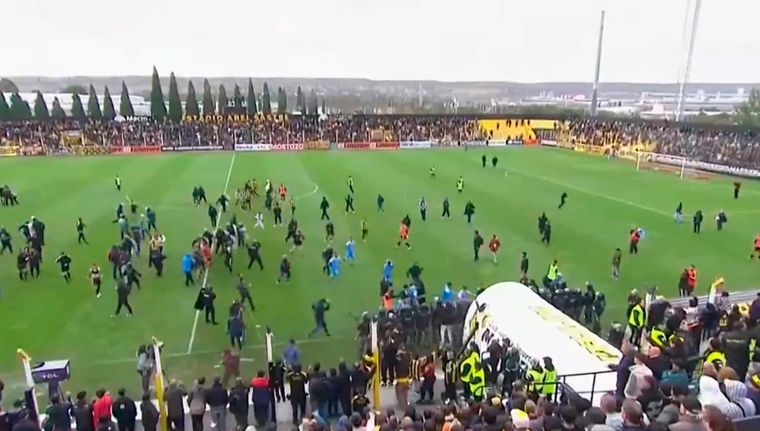 Los hinchas de Deportivo Madryn invadieron el campo.