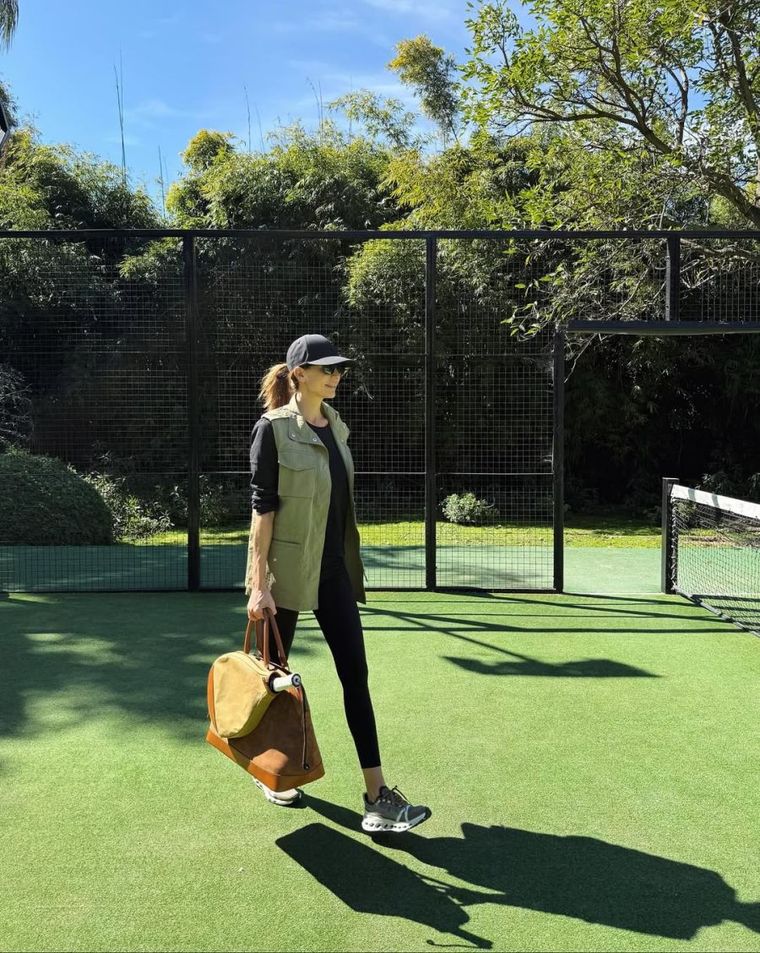 Con estuche para raqueta y estética sporty-chic, el accesorio se convirtió en protagonista de su jornada de tenis. Con estuche para raqueta y estética sporty-chic, el accesorio se convirtió en protagonista de su jornada de tenis.