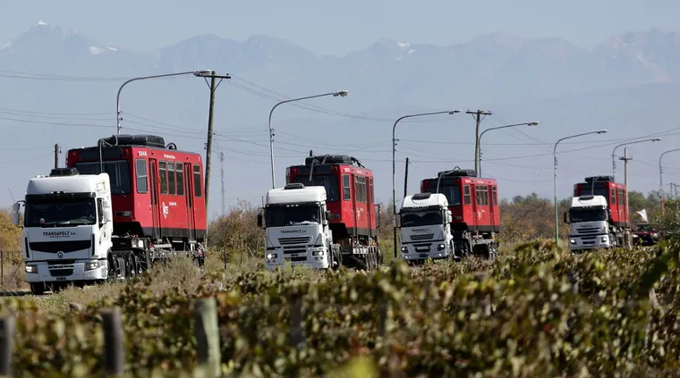 Traslado de las nuevas duplas del Metrotranvía.