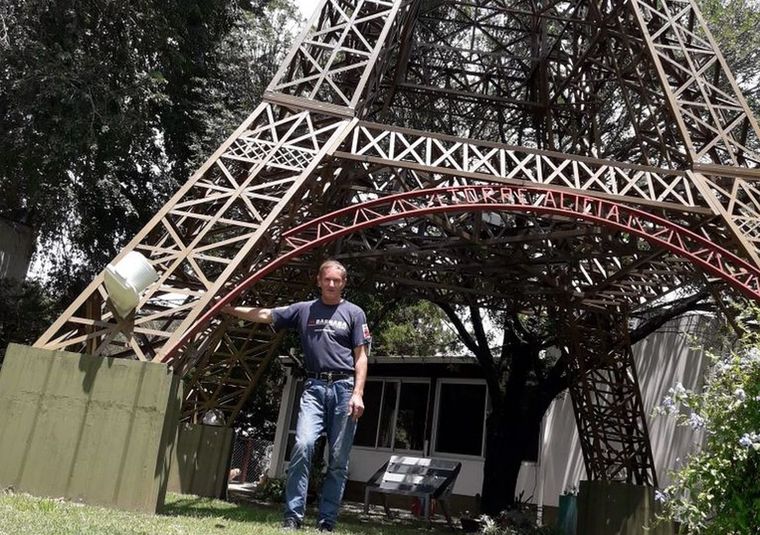 Claudio Marchetti, quien hizo la réplica de la Torre Eiffel en el patio de su casa, se la vendió a un empresario que la convertirá en una atracción turística en Villa Parque Síquiman. Foto: Gentileza C. Marchetti