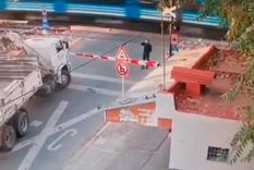 impactante video: cruzo las vias sin mirar y lo arrollo un tren