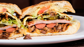 Aunque parece moderna, la receta de la torta cubana lleva décadas siendo un símbolo de la comida rápida mexicana, famosa por combinar varios tipos de carnes en un solo pan.