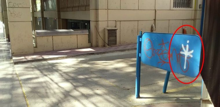 Enigma Varios lectores dicen que lo han visto en plazas, iglesias y edificios públicos. Por ahora, su significado es una incógnita.