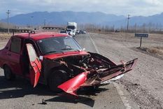 Así quedó el Renault 12 sobre la Ruta 7 Foto: Ministerio de Seguridad