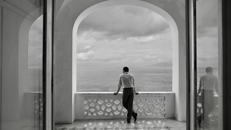 En Netflix, la historia acompaña a Tom Ripley durante un viaje a Italia en los años 60 que pronto se transforma en una red de mentiras y suplantaciones. En Netflix, la historia acompaña a Tom Ripley durante un viaje a Italia en los años 60 que pronto se transforma en una red de mentiras y suplantaciones.