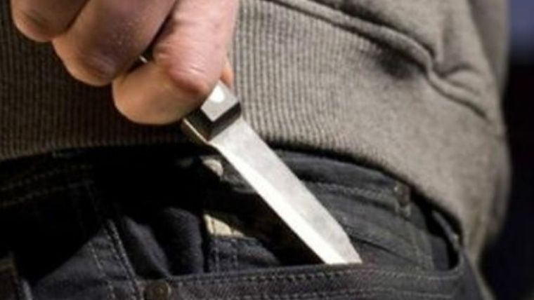 Los estudiantes asistieron a la escuela con armas blancas