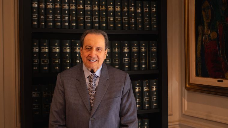 León Arslanian en su estudio jurídico, donde recibió a MDZ por los 40 años de la sentencia del Juicio a las Juntas.