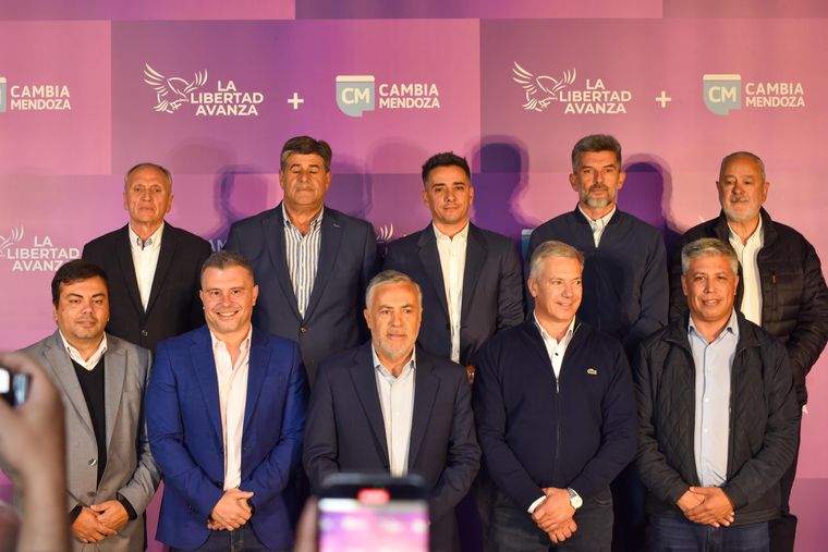 Algunos intendentes radicales se sintieron raros. La foto de familia tenía algo en particular. Algunos intendentes radicales se sintieron raros. La foto de familia tenía algo en particular.