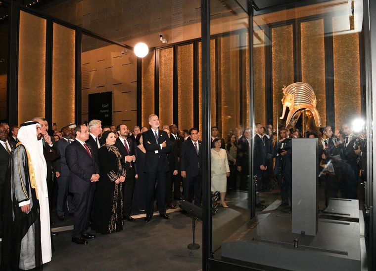 El rey Felipe VI junto al presidente egipcio Al Sidi observan la máscara mortuoria de Tutankamón de oro puro. El rey Felipe VI junto al presidente egipcio Al Sidi observan la máscara mortuoria de Tutankamón de oro puro.