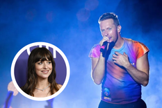 Como cada vez que puede, Chris Martin le hizo un increíble mimo a Dakota Johnson en el escenario. Foto: AP // Getty