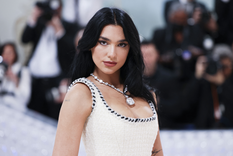 La historia detrás de la joya de 10 millones de dólares que usó Dua Lipa en la MET Gala Dua Lipa es una de las cantantes más populares del momento. Foto: Getty Images