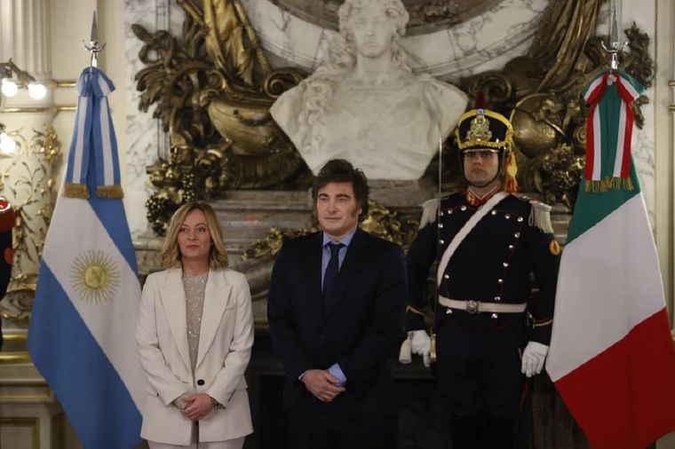 El presidente Javier Milei junto a su par de Italia, Giorgia Meloni, en la Casa Rosada. Foto: NA