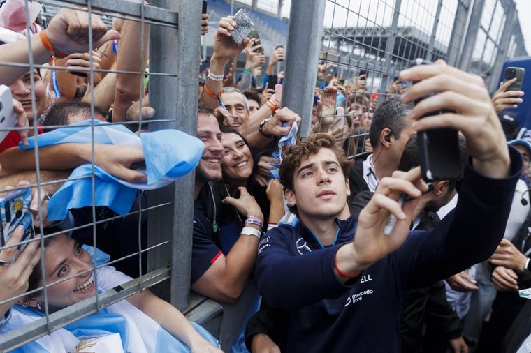 Colapinto y su agradecimiento a los hinchas. Foto: EFE