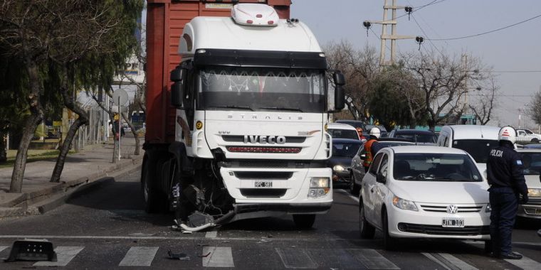 Costanera, intersección con Saavedra: casi una tragedia enluta la tarde en San José, Guaymallén. Foto: Alf Ponce / MDZ