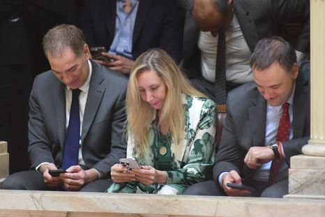 Karina Milei junto a Diego Santilli y Manuel Adorni en el palco en el Senado. Karina Milei junto a Diego Santilli y Manuel Adorni en el palco en el Senado.