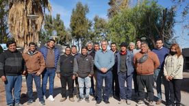 El intendente de Lavalle, Edgardo González, junto a representantes de las comunidades huarpes.