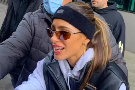 Tini Stoessel en su gira con unas gafas tendencia.