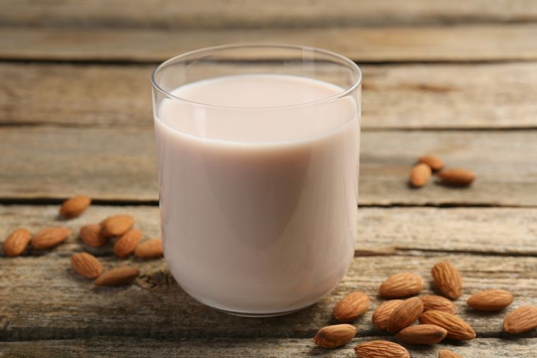 La leche tibia con miel es un efectivo remedio para combatir el insomnio. La leche tibia con miel es un efectivo remedio para combatir el insomnio.