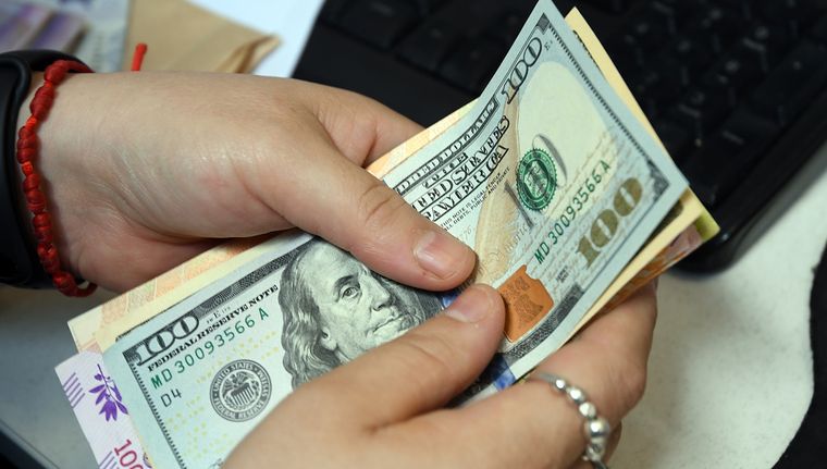 La reacción del dólar blue en el inicio de una nueva semana Foto: ALF PONCE MERCADO / MDZ