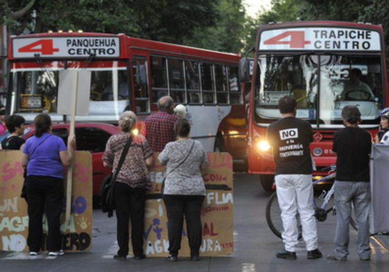 Por el corte el tránsito se desvió por Espejo hacia el Oeste. Foto: Pachy Reynoso / MDZ
