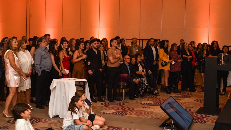 Amigos, familiares y profesionales de HIGEA se emocionaron con el video institucional. Amigos, familiares y profesionales de HIGEA se emocionaron con el video institucional.