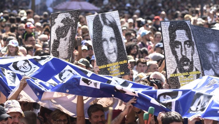 Una multitud se concentró en Plaza de Mayo para ir contra las políticas negacionistas del Gobierno y sus medidas de ajuste Foto: Juan Mateo Aberastain Zubimendi / Mdz